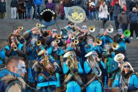 Sonne, Karneval und Blaari, wir begrüßen die Schweizer Guggenmusiker Blaari in Koeln!