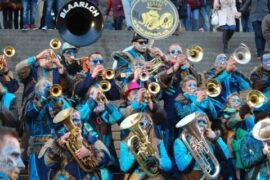 Sonne, Karneval und Blaari, wir begrüßen die Schweizer Guggenmusiker Blaari in Koeln!