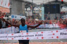 Der 21. Köln Marathon kommt durch Rodenkirchen