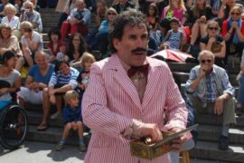 Stand-up-Comedian Adrian Schvarzstein mit „Dans“ auf dem Bahnhofsvorplatz -#SommerKoeln